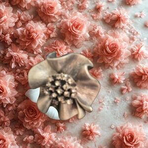 Elegant Floral Brooch - Gold